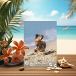 Dashing Thru das Sand Beach Dog Paws Holiday Foto Feiertagskarte<br><div class="desc">Die Sandfarbe wird in handgeschriebenem,  lässigen Stil in bearbeitbaren Farben gestrickt,  die Farbe des Pfoten ist ebenfalls editierbar; die Farbe des Backers ist ebenfalls optional. Fügen Sie den gewünschten Text hinzu.</div>