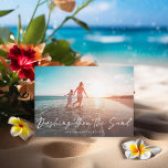 Dashing Thru das Sand Beach Holiday Foto Feiertagskarte<br><div class="desc">Die Sand in Pinselstiften in bearbeitbaren Farben abstreichen; auch die Hintergrundfarbe ist optional.</div>
