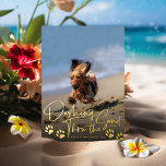 Dashing Thru der Sand Dog Beach Folien Feiertagskarte<br><div class="desc">Strandurlaubskarte,  Hundeversion mit Hundepapierdrucken. Bearbeiten und anpassen,  um den Namen,  das Jahr,  die Schriftart und die Folienfarbe zu ändern. Passen Sie weiter an,  um mehr Text oder mehr Fotos auf der Rückseite hinzuzufügen.</div>