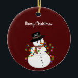 Dated FroChristmas Snowman Personalisiert Keramik Ornament<br><div class="desc">Der niedliche Schneemann ist mit hellen Weihnachtslichtern verstrickt, hat das Jahr auf seinem Hut - der obige Text "Frohe Weihnachten" kann geändert oder ergänzt werden, und auch der Schriftart-Stil kann geändert werden. Auf einem tiefen roten Hintergrund angezeigt, der in eine beliebige Farbe geändert werden kann. Der Rücken wurde komplett leer...</div>