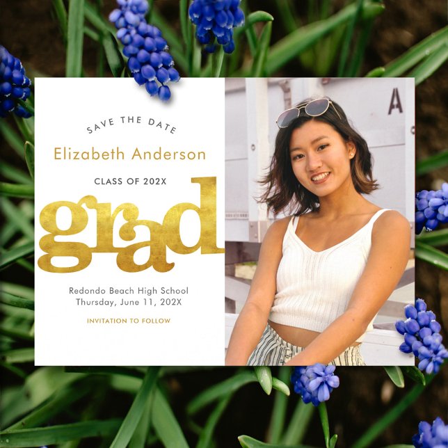 Datum Abschluss Foto Gold Typografie weiß gerettet Einladungspostkarte (Von Creator hochgeladen)