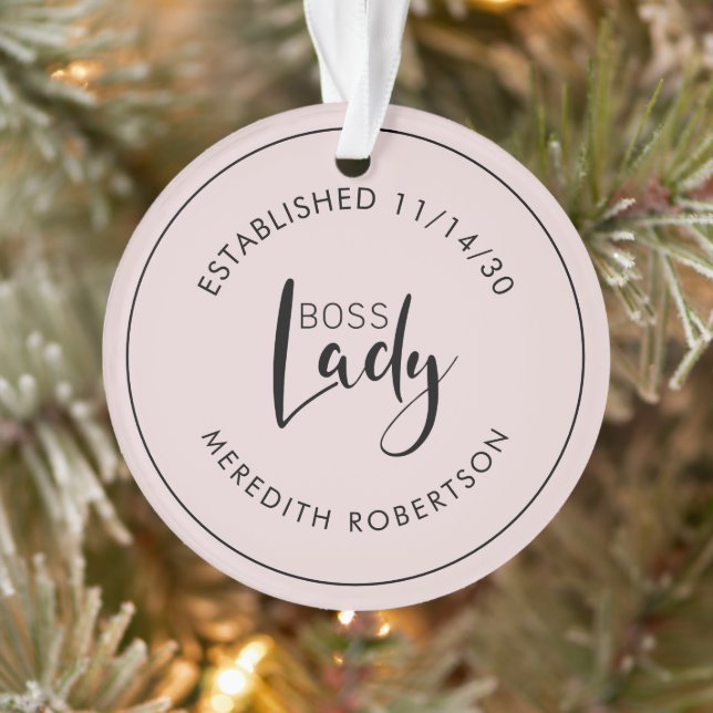 Datum der Einführung des Blush Pink Boss Lady-Logo Ornament (Baum)