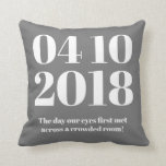 Datum der Sonderaktion für moderne Benutzer Kissen<br><div class="desc">Ein gewagtes und auffallendes individuelles Datums-Kissen für Ihren besondere Anlass. Ideal für Neuvermählte, um ihren Hochzeitstag zu behielte - oder ein Geschenk für jeden besondere Anlass (erstes Date, Jubiläum, Eltern, kaufte Ihre erste Zuhause). Das Leben ist voll von Feiern und dieses moderne Dattelkissen wird Ihnen helfen, sich an diesen besonderen...</div>