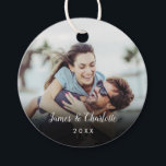 Datum des Minimalistischen Personalisierten Fotos Geschenkanhänger<br><div class="desc">Personalisieren Sie mit Ihrem Lieblings-Foto mit Ihren Namen und das Jahr und schaffen Sie eine einzigartige Erinnerung für Ihre Hochzeitsgäste. Entwickelt von Thisisnotme©</div>