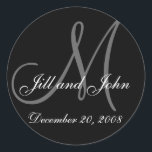 Datum, erste Namen und Anfangsbuchstaben Runder Aufkleber<br><div class="desc">Anpassbare Umschlag Aufkleber Datum, Vornamen und Anfangsmonogramm-Aufkleber. Design von Elke Clarke ©2008. Gut als Umschlag für Ihre Hochzeitsfeier oder als Label für Ihre Hochzeitsfavoriten oder Hochzeitscocktaschen oder Hochzeitskartons. Personalisieren Sie mit Ihren Braut- und Bräutigamen, Monogramm Anfangs- und Hochzeitstermin. Dann wählen Sie Ihre Farben und aus einer Vielzahl von Formen und...</div>