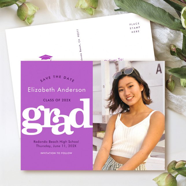 Datum lila Abschluss Foto fett formatiert Typograf Einladungspostkarte (Von Creator hochgeladen)