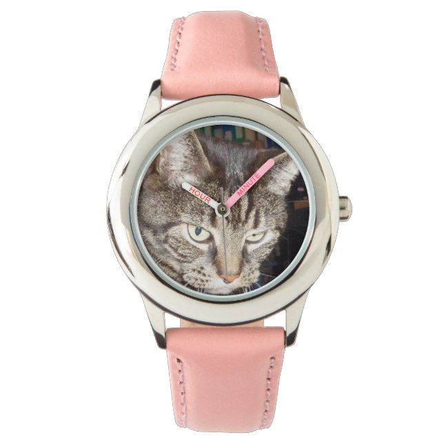 Dave sieht dir die Blende mit rosa Zahlen anschaue Armbanduhr (Vorderseite)