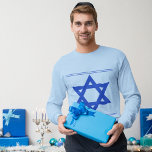 David 1 Star T-Shirt<br><div class="desc">Grundblauer,  langärmeliger T - Shirt mit einem königsblauen Stern von David und einem rot-blau-grauen Oberteil. Sehen Sie sich die gesamte Hanukkah-Bekleidungskollektion im Bereich HOLIDAYS an.</div>