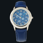 David Shields Armbanduhr<br><div class="desc">Die blaue Armbanduhr aus Edelstahl mit einem Bild von David (oder David Stars) auf blau. Optionale Silber-Uhr-Oberfläche. Sehen Sie sich dazu den passenden Rundcharm und den runden Schlüsselanhänger an. Sehen Sie sich die gesamte Hanukka Watch-Sammlung unter der Rubrik ACCESSORIES im Bereich HOLIDAYS an.</div>