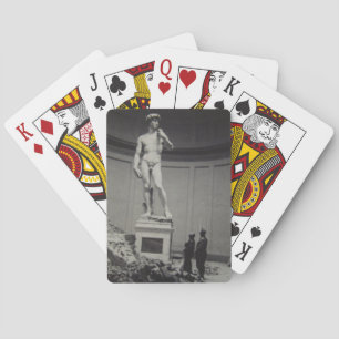 David spielt Karten von Monuments Men Spielkarten