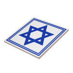 Davidsstern Fliese<br><div class="desc">Quadratische Keramikfliese mit einem Bild eines tiefen blauen Davidssterns Und eine doppelte tiefe blaue Grenze auf Weiß. See zusammenpassendes Süßigkeitsglas, Tasse, Melaminplatte, Porzellanplatte, Papierplatte und Untersetzer. Sehen Sie die gesamte Chanukka-Fliesensammlung im FEIERTAGS-Abschnitt.</div>