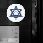 Davidstern | Classic Blue Modern Minimalistisch Magnet<br><div class="desc">Minimal klassisch blauer Bar/Bat Mitzvah und Hanukkah moderner Star of David vor einem weißen Hintergrund schafft ein elegantes,  raffiniertes Design. Für andere koordinierende Farben oder passende Produkte besuchen Sie JustFharryn @ Zazzle.com. Alle Rechte vorbehalten. #zazzlemade</div>