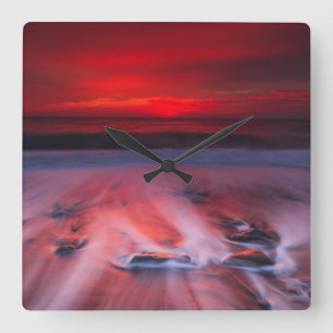Dawn Over The Stormy Sea Quadratische Wanduhr