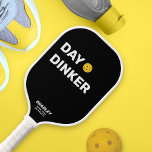 Day Dinker Custom Text Name Funny Pickleball Schläger<br><div class="desc">Dieses lustige Pickleball-Paddel liest "DAY DINKER" in einem fett-weißen Text, das Set vor einem schwarzen Hintergrund und durch ein gelbes pickleball hervorgehoben (Sie können leicht die Hintergrundfarbe ändern). Fügen Sie 2 Zeilen benutzerdefinierten Text zu personalisieren - Clubname, Position, Spielername, Telefonnummer, etc. Oder löschen. Ein perfektes Geschenk für jeden Pickleballer -...</div>