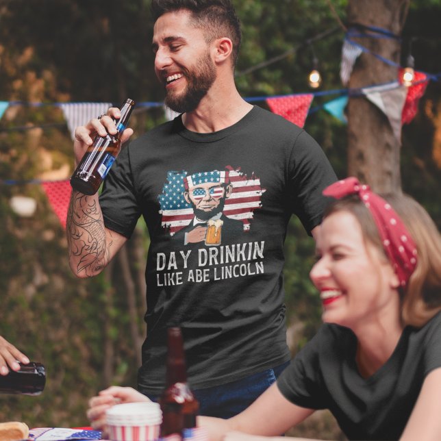 Day Drinkin Like Abe Lincoln Funny 4th July T-Shirt (Von Creator hochgeladen)