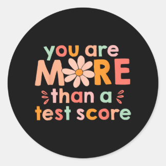 Day Teacher Shirt Sie sind mehr als ein Test Score Runder Aufkleber