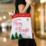 Days Be Merry Trees Gold Star Individuelle Name<br><div class="desc">"Mögen deine Tage fröhlich und hell sein." Eine spielerische Illustration eines roten Schriftzeichen-Zitats und grüner Bäume, gegen goldene Glitzer-Stars und eine rote Band, hilft Ihnen, Weihnachten und Neujahr einzuführen. Genießen Sie die Wärme und Freude der Feriensaison, wenn Sie diese niedliche und lustige personalisierte Tasche verwenden. Passende Karten, Umschläge, Aufkleber, Geschenkpackungen,...</div>