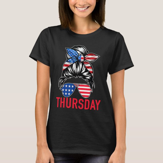 DAYS of the WEEK 'THURSDAY' Messy Bun America Flag T-Shirt (Vorderseite)