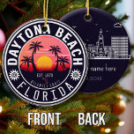 Daytona Beach Florida Retro Sunset Souvenirs 80er Keramik Ornament<br><div class="desc">Daytona Beach Florida Vintag 60er Souvenirs. Daytona Beach Florida - Retro Tropical Palm Tree 60er Souvenirs Vintages Design macht ein großes Weihnachts- oder Geburtstagsgeschenk für Fans des Daytona Beach. Das Retro-Sommerdesign ist ein perfektes Geschenk für Reisende und tropische Fans.</div>