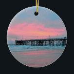 Daytona Keramikornament<br><div class="desc">Schönes Einzelteil mit einem bewölkten Morgen mit einem Sonnenaufgang am Daytona Beachhauptstraßen-Pier in Florida mit hübschen rosa Farben.</div>