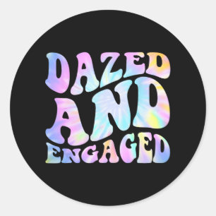 Dazed and Verlobt Bride zu Groovy Gefärbte Krawatt Runder Aufkleber