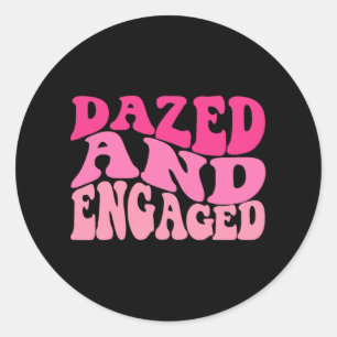 Dazed and Verlobt Bridge to be Groovy Retro Bachel Runder Aufkleber