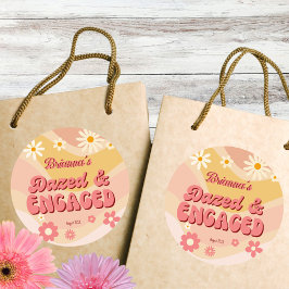 Dazed and verlobt groovy Retro daisy bachelorette Runder Aufkleber