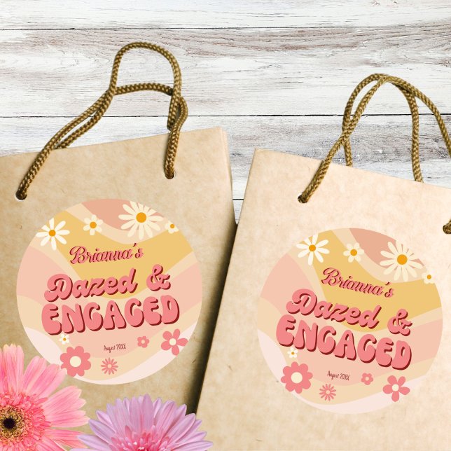Dazed and verlobt groovy Retro daisy bachelorette Runder Aufkleber (Dazed and engaged groovy retro daisy bachelorette party sticker template favor stickers)