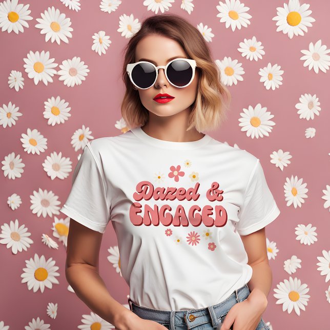 Dazed and verlobt groovy Retro daisy bachelorette T-Shirt (Dazed and engaged groovy retro daisy bachelorette T-Shirt dusty pink daisy bachelorette shirt)