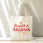Dazed and verlobt groovy Retro daisy bachelorette Tragetasche<br><div class="desc">Dazzige und verlobte groovy Retro-Disy Junggeselinnen-Abschied Brauereigeschenke,  staubige rosa Retro daisy Groovy vibes Bachelorette Wochenende Party Geschenke Willkommensgeschenke Totbeutel</div>
