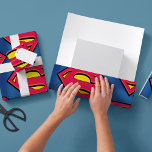 DC-Comic | Superman | Klassisches Logo Geschenkpapier<br><div class="desc">Das Superman-Logo in all seiner Pracht. Ein Comic-Buch-Icon, das Emblem des Mannes von Stahl ist im Multiversum als Leuchtfeuer der Hoffnung bekannt! DC Comic präsentiert dieses farbenprächtige Superhelden-Design mit einer Drehung. Mit einem dunklen Palettenstil ist dies die perfekte Ergänzung zu einem Geburtstagsgeschenk. Inspirier Kindern, einen tollen Tag mit diesem coolen...</div>