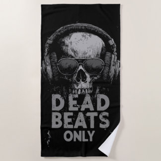 Dead Beats Only – Totenkopf mit Kopfhörern Strandtuch