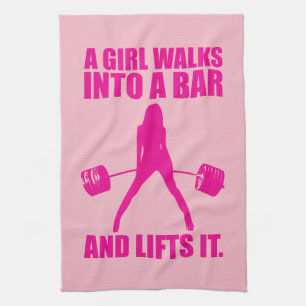 Deadlift - ein Mädchen geht in ein Bar und hebt e Handtuch
