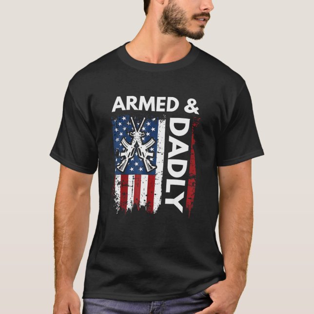 Deadly Father Fathers Day Gun Pun Armed And Dadly T-Shirt (Vorderseite)