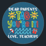 Dear Parents Tag Youre It Love Teacher Funny Last Runder Aufkleber<br><div class="desc">Dear Parents Tag Youre It Love Teacher Funny Last Day School Gift. Perfect gift for your dad,  mom,  papa,  men,  women,  friend and family members on Thanksgiving Day,  Christmas Day,  Mothers Day,  Fathers Day,  4th of July,  1776 Independent day,  Veterans Day,  Halloween Day,  Patrick's Day</div>