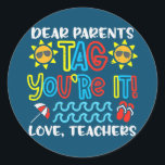 Dear Parents Tag Youre It Love Teacher Funny Last Runder Aufkleber<br><div class="desc">Dear Parents Tag Youre It Love Teacher Funny Last Day School Gift. Perfect gift for your dad,  mom,  papa,  men,  women,  friend and family members on Thanksgiving Day,  Christmas Day,  Mothers Day,  Fathers Day,  4th of July,  1776 Independent day,  Veterans Day,  Halloween Day,  Patrick's Day</div>