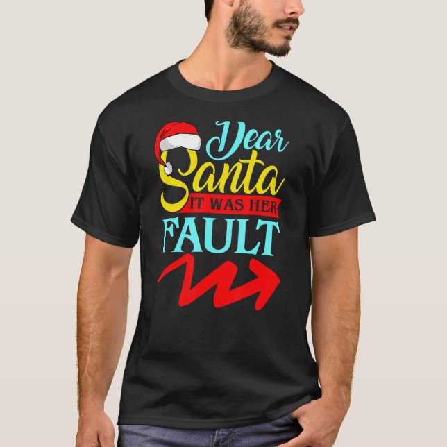 DEAR SANTA IT WAS HER FAULT (Arrow Pointing Right) T-Shirt (Vorderseite)
