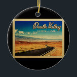 Death Valley Nationalpark Vintage Reise Keramik Ornament<br><div class="desc">Vintage Reisestil Death Valley California Nevada mit einer herrlichen Bergsicht mit kurvenreicher Autobahn in die Ferne.</div>