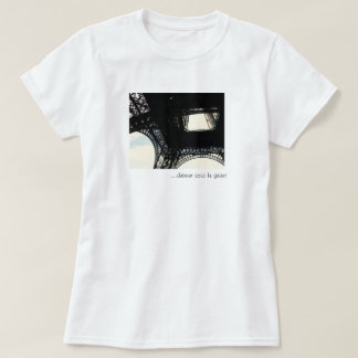 … debout sous Le géant T-Shirt