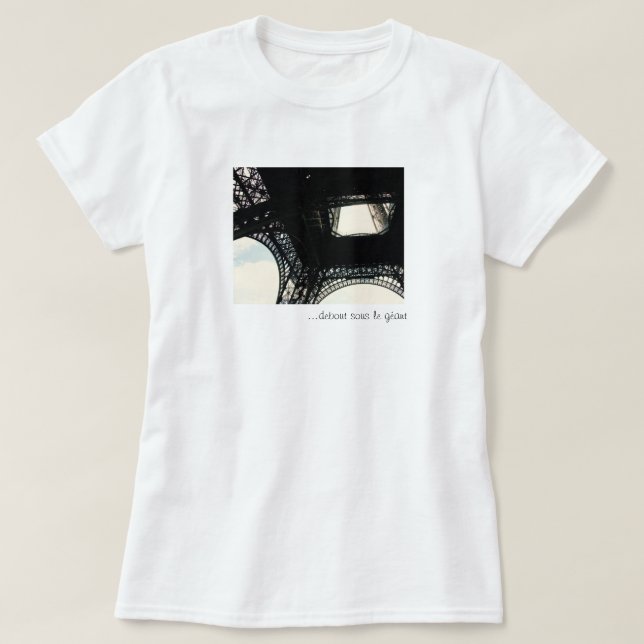 … debout sous Le géant T-Shirt (Design vorne)