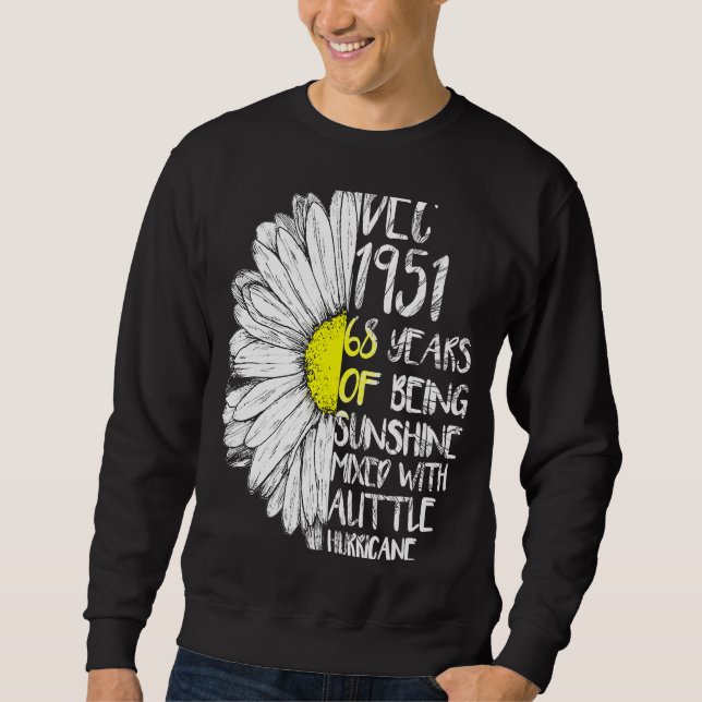 DECEMBER Girl Made In 1951 68th Sunshine Hurricane Sweatshirt (Vorderseite)