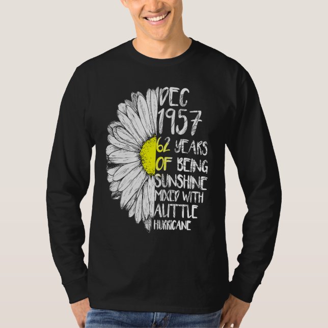 DECEMBER Girl Made In 1957 62nd Sunshine Hurricane T-Shirt (Vorderseite)