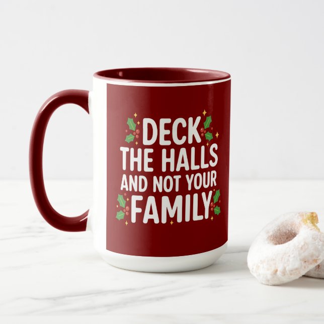 Deck The Halls And Not Your Family Funny Christmas Tasse (Mit Donut)