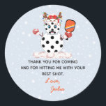 Deck the Halls Christmas Pickleball Tournament Runder Aufkleber<br><div class="desc">Dieses Pickleball Weihnachts-Party-Design ist der ideale Weg,  um Familie und Freunde für ein großes Weihnachts-Pickleball-Turnier zusammenzubringen! Das Design verfügt über ein sportliches und unterhaltsames Maskottchen aus pickleball-Cartoon mit Santa's Hat. Ein tolles Design für eine Geburtstagsfeier,  ein Kinderturnier,  eine Liga oder ein Pickleball-Party! Die Formulierung kann bei Bedarf geändert werden.</div>