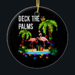 Deck The Palms Tree Beach Flamingo Weihnachten Keramik Ornament<br><div class="desc">Palmenbaum T - Shirt. Eine tolle Geschenkidee für die Liebe von Strandurlaub. Mit einem Vintagen Retro-Design, das von 60er und 70er Jahren inspiriert wurde.Wenn Sie diesen T - Shirt mit Palmen mögen. Surfer, Hippie T - Shirt ist das perfekte Hemd für tropische Insel, hängen locker Show Ur LIEBEN für tropische...</div>