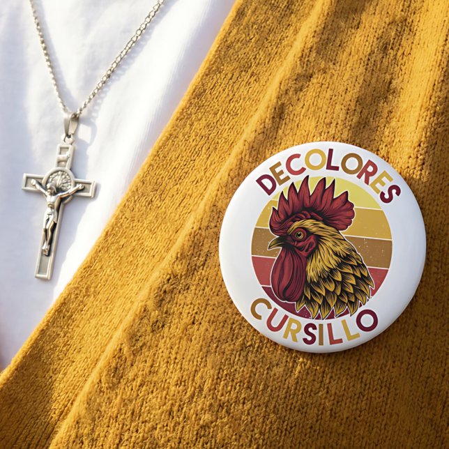 DeColores Cursillo Hahn mit abgenutztem Sonnenunte Button (Von Creator hochgeladen)