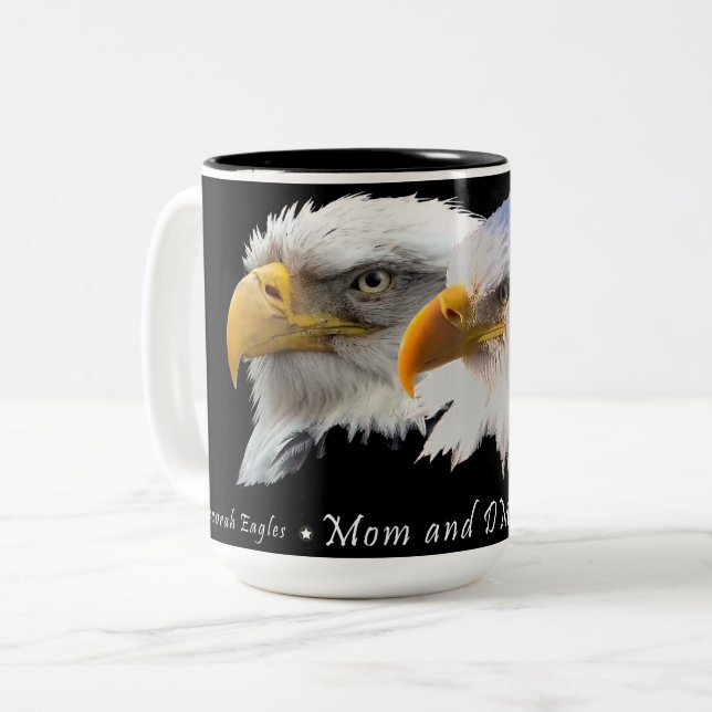 Decorah-Adler: Mama und DM2 Zweifarbige Tasse (Vorderseite Links)