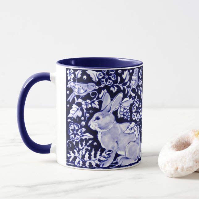 Dedham Blue Rabbit, Classic Blue & White Design Tasse (Mit Donut)