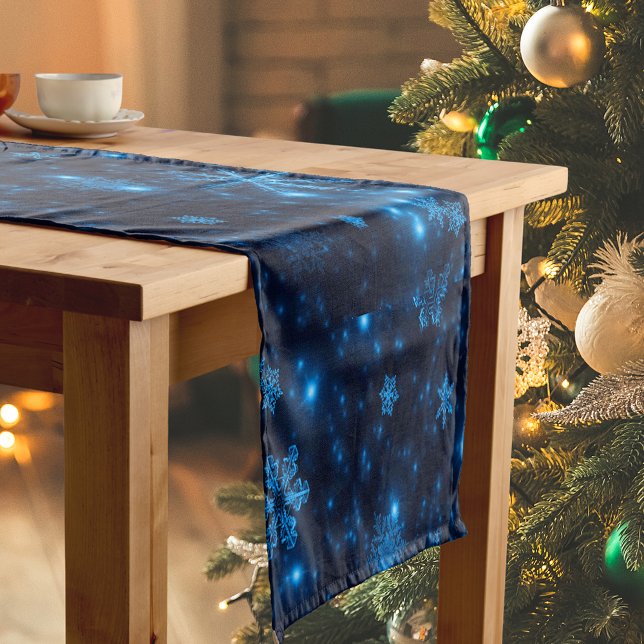Deep Blue & Bright Snowflakes Tischläufer (Deep Blue & Bright Snowflakes Table Runner)