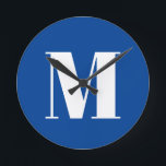 Deep Blue Initial Letter Monogram Modern Stilvoll Runde Wanduhr<br><div class="desc">Möchten Sie ein Produkt mit den Initialen Ihres Namens besitzen? Es ist sehr einfach,  ästhetisch und attraktiv.</div>